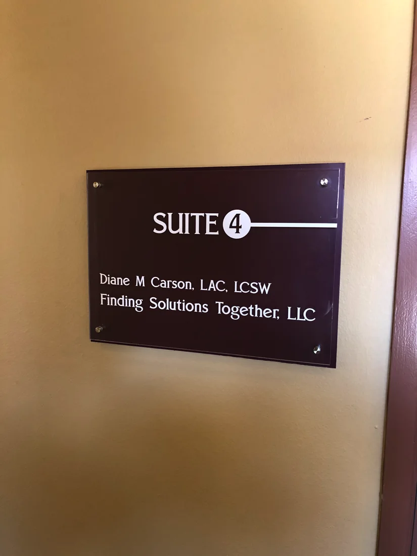 Interchangeable name and number insert room sign